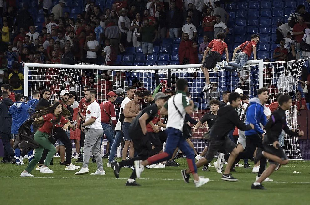 Incidents lors du match Maroc-Chili à Barcelone : de nombreux supporters marocains ont pris d'assaut le stade en passant sous les portiques, puis ont envahi le terrain à la fin du match
fdesouche.com/2022/09/24/inc…