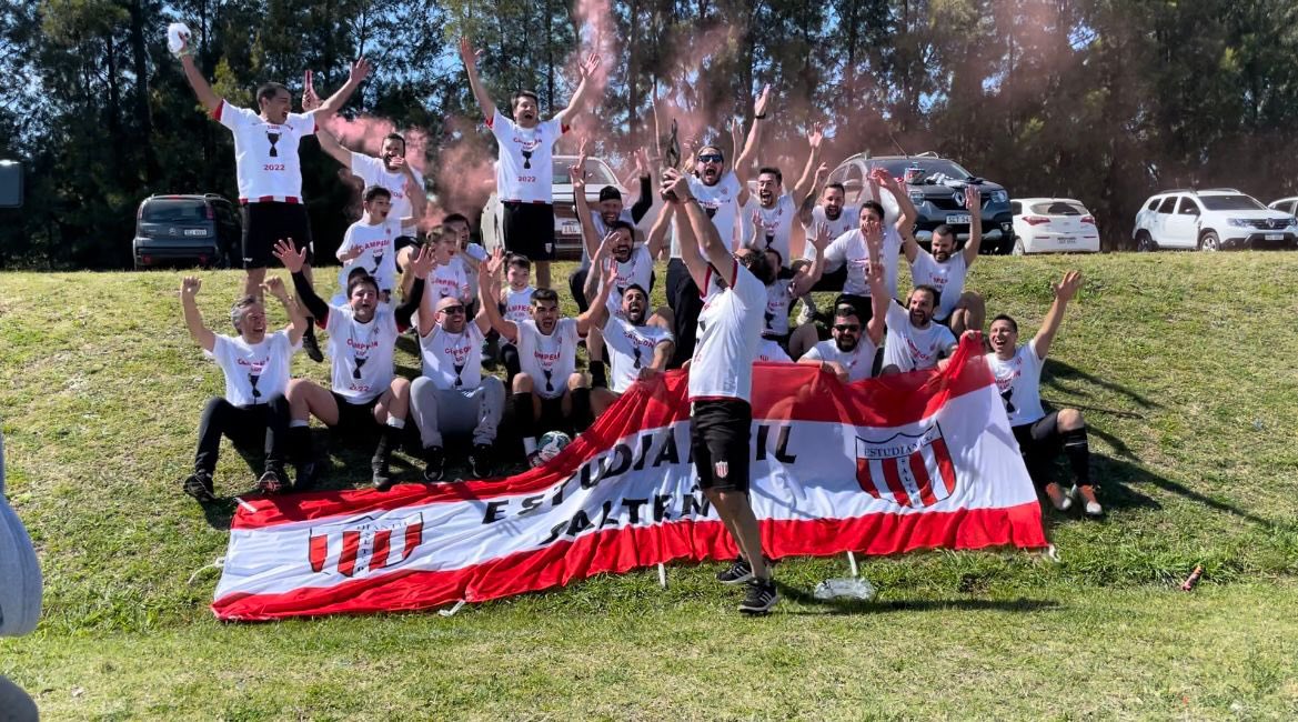 LUD_Oficial's tweet photo. ¡ᴅᴀʟᴇ ᴄᴀᴍᴘᴇÓɴ! ⚽️🏆🎊

@estsalteno coronó una gran temporada y se quedó con el título de la Divisional “E” del torneo de #futbol de la @LUD_Oficial en la categoría #presenior 👏🏼👏🏼👏🏼

¡Salú, campeones! 

#SomosLaLiga https://t.co/xK2GUQJbfh