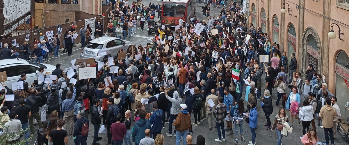 Oggi a Bologna, come avviene in questi giorni in tante città, tante persone si sono trovate in solidarietà alle proteste in #Iran per la morte di #MashaAmini.

C'è bisogno della voce di tutti per sostenere le iraniane e il popolo che si sta ribellando.

👉facebook.com/ValentinaCuppi…