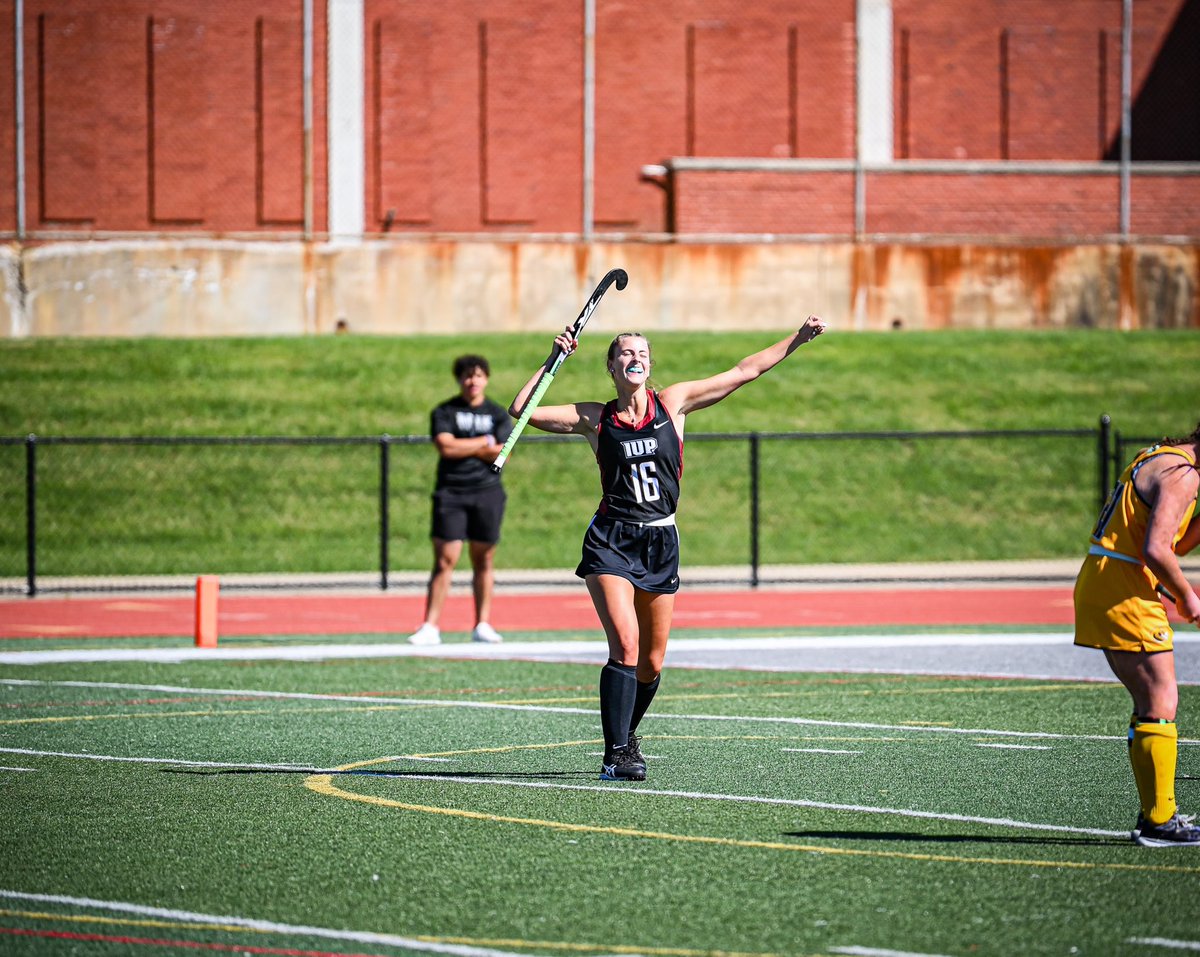 IUPfieldhockey's tweet photo. SHELBY DOES IT AGAIN!!! Assist from Liv!! 💪

We lead 3-1 with one minute left in the half! 

#TalonsUp https://t.co/shWudRIPmd