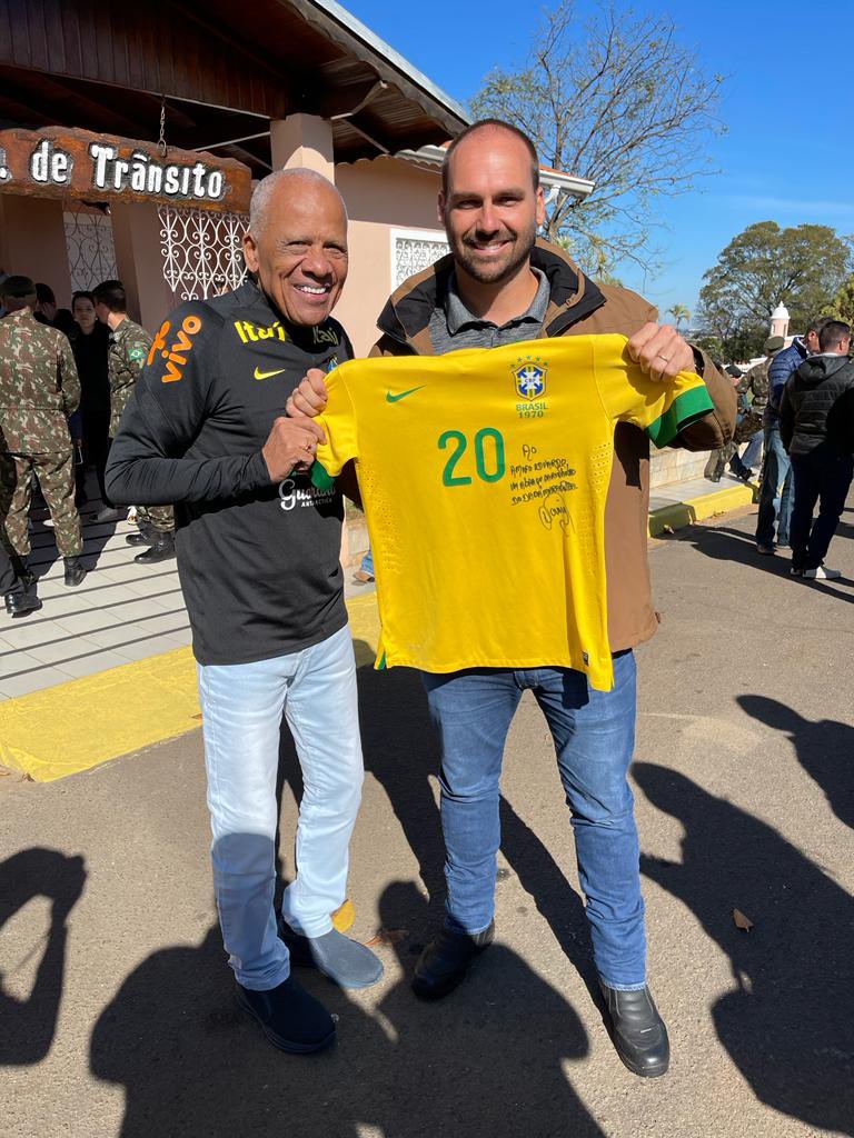 BolsonaroSP's tweet photo. Camisa autografada por um dos maiores goleadores de todos os tempos, o imbrochável Dadá Maravilha! 🦅 🚁 🇧🇷 https://t.co/ezbjc0DfGs