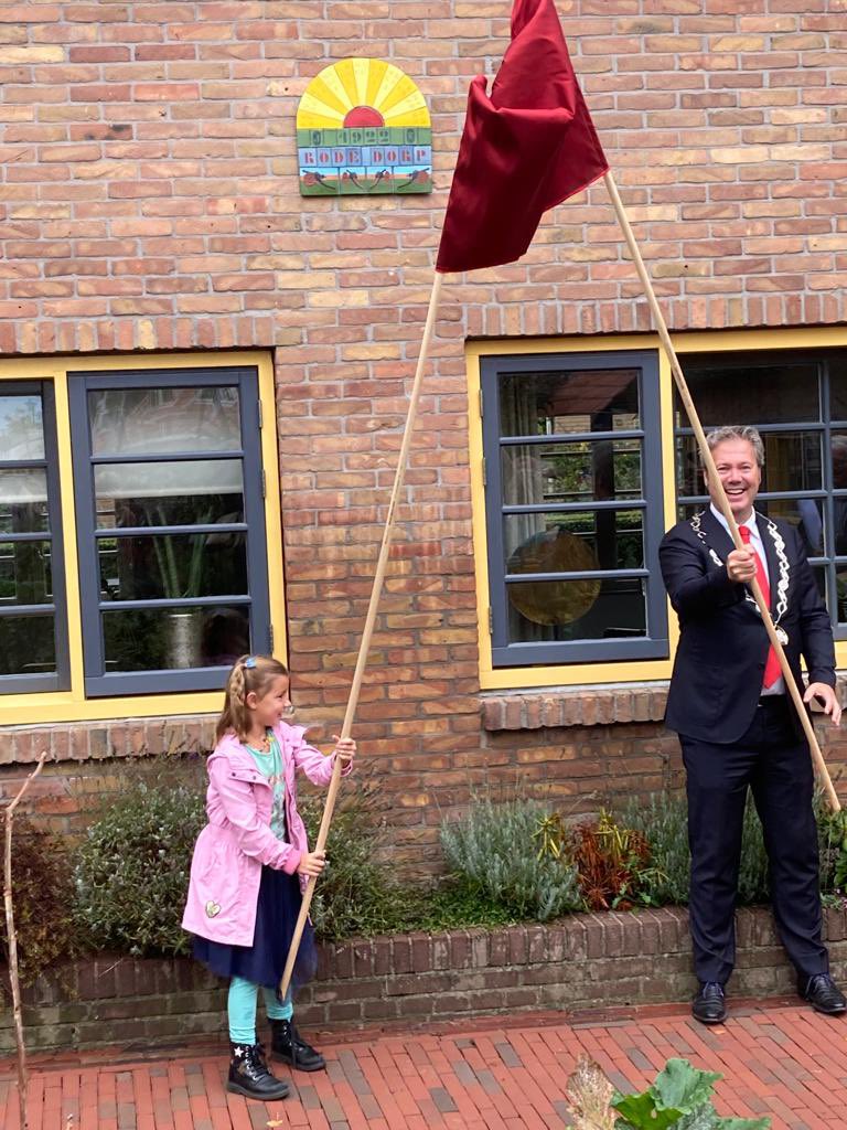 drsDannydeVries's tweet photo. 100 jaar Rode Dorp! Eervol: samen met de jongste bewoner van het Rode Dorp - de zesjarige Keate Hijman - ter gelegenheid hiervan het 21e #gevelteken in #oudewater mogen onthullen. @GemOudewater https://t.co/8jOyV3CBFR