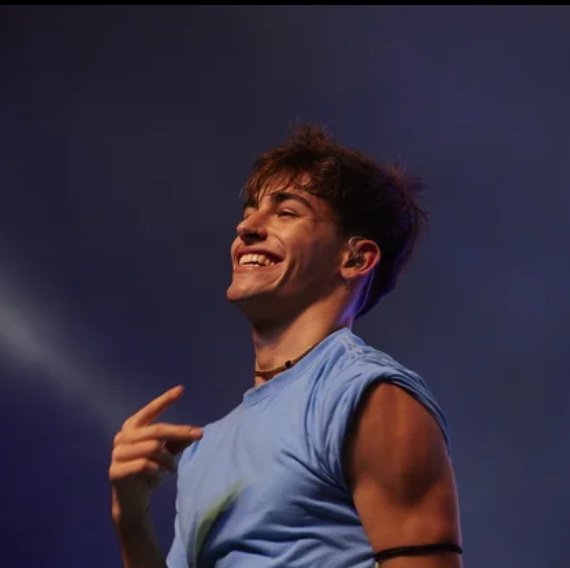 PortalAlexbra's tweet photo. Confira a foto do nosso espanhol preferido que o Now United perfil atualizou no Spotify, ele tá lindo demaisss!!!🇪🇸💃😯 https://t.co/4uaqS1ZyKG