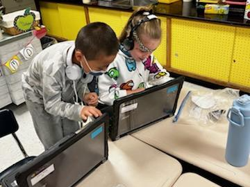 CommackSchools's tweet photo. Rainy Day? So many ways to learn and explore! Check out how Mrs. Gallagher's second graders make rainy days fun. #CommackSchool #RollingHills #MrsGallagher https://t.co/3H5dwJNgpk