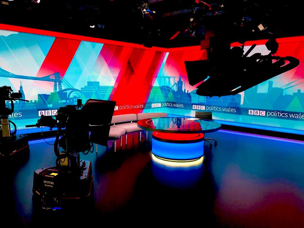 WalesPolitics's tweet photo. 🚨 #PoliticsWales is back! 🚨

🌹 @PrifWeinidog 

🧮 @TeleriGlynJones &amp; @WelshLGA on council pressures

💷 Mini-budget with @dylanjonesevans &amp; @ShokoDoherty 

📺 Sunday, 10am, BBC1 Wales

💻 https://t.co/GnAwcEGOES https://t.co/LsadilVcKW