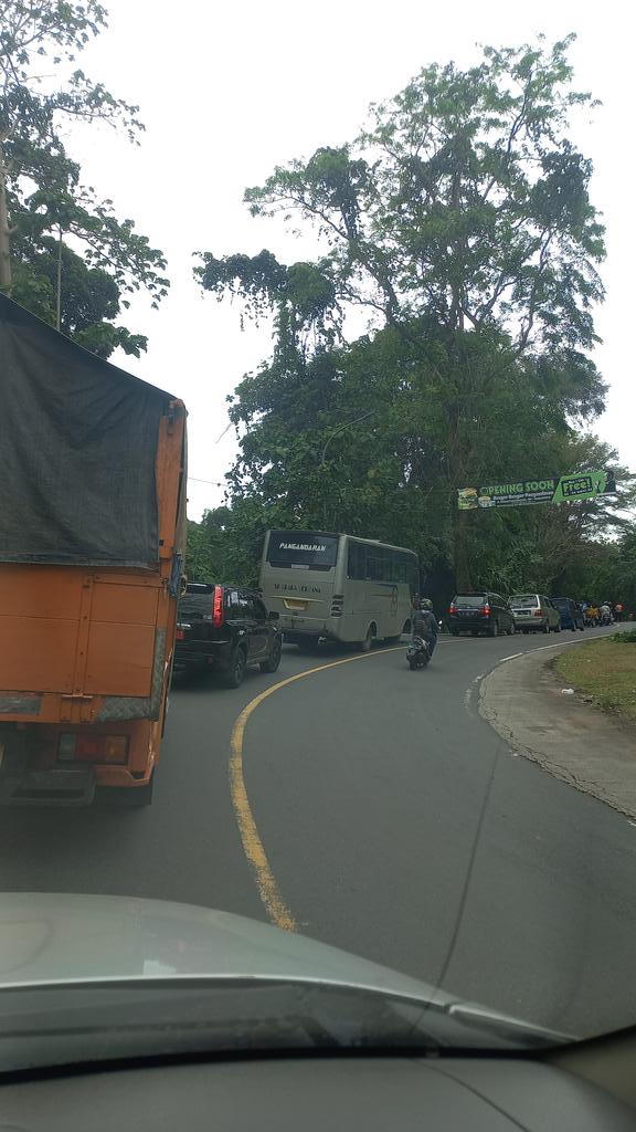 qorimerdu's tweet photo. @susipudjiastuti @NajwaShihab Jalur Pangandaran banyak yg longsor bu https://t.co/LrGL4lhKDx
