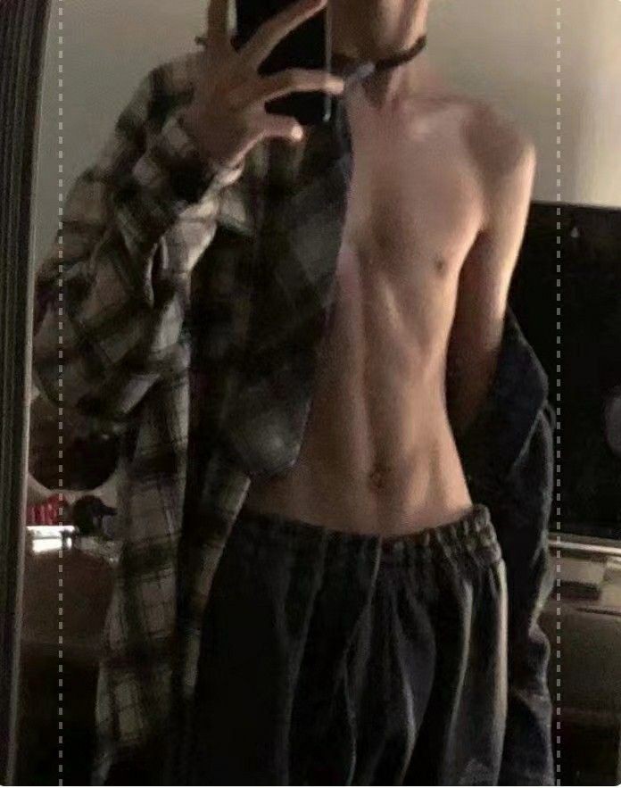 hbcdjn's tweet photo. 😮Badan aku yang nampak panjang ke atau camera yang salah..haihh baju abang aku jugak aku guna hahaha😮 #abs #cutebody #cuteboy #mood #goodnight https://t.co/ugHcF3cFxc