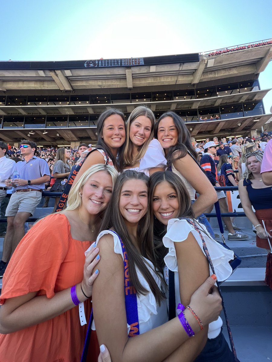 carolinesnell2's tweet photo. Chi Omega loves the tigers!🧡💙 #WarEagle https://t.co/bX5SyYvoC5