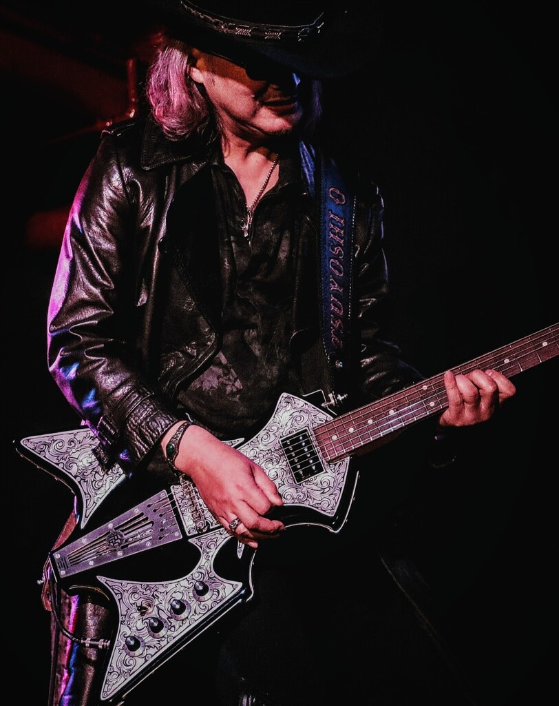 WildGuitarman's tweet photo. Playing my cool @fujiyamageishacustomclassics "Ginyoku" 🎸✨
Photo by Chiaki.T 📷
#fgcc #fujiyamageishacustomclassics #duralumin #engraved #metaltop #electricguitar #artguitar #guitarplayer #tsuyoshio #V型銀翼 https://t.co/9bBrQHpITc https://t.co/7TMnZZnfEX