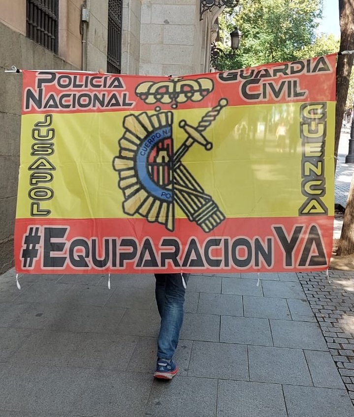 jusapolcuenca's tweet photo. Una vez más @jusapolcuenca @JusapolSocial y @jusapol luchando por los derechos, la jubilación y las retribuciones justas para #PoliciaNacional y #GuardiaCivil en éste #24SMadrid #24sMovilizate #EquiparacionYa24S con
@csifcuenca @CSIFnacional 
#EquiparaciónYa
#ProhibidoRendirse https://t.co/I4RsXdHhI1