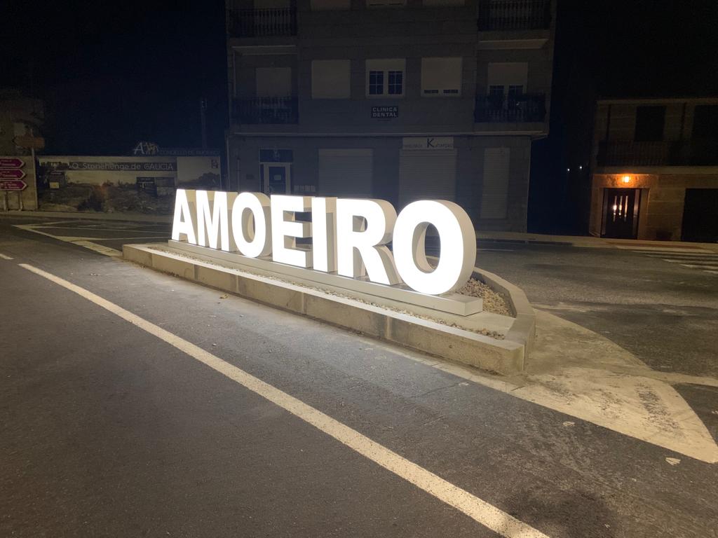 ConcelloAmoeiro's tweet photo. 📸 Achegamos imaxes da nova semi rotonda instalada no noso Concello.
🚙💨 Aportará un servizo necesario da man dun estilo visual moi atractivo.
#obras #circulación #imaxe
(1/2) ⬇️ https://t.co/UtglFbkP8d