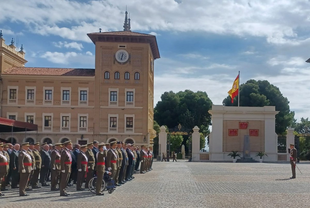 MADOC_ET's tweet photo. Cincuenta años después, la XXXI promoción de oficiales del Cuerpo General e Intendencia @EjercitoTierra y @guardiacivil ha regresado a la #AGM_ET para reafirmar en una emotiva #Jura 🇪🇸 su compromiso con #España y su #compañerismo
#EspíritudelaGeneral
#SomostuEjército https://t.co/UdrWw9TMoj