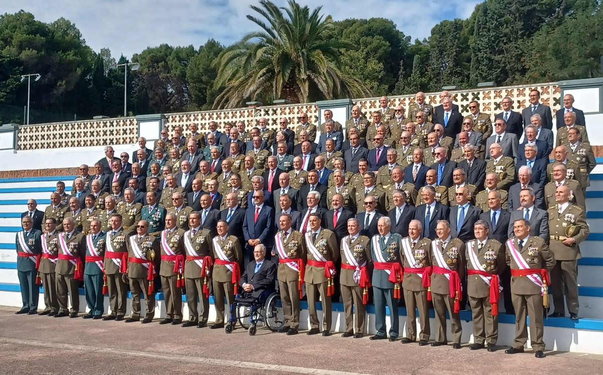 MADOC_ET's tweet photo. Cincuenta años después, la XXXI promoción de oficiales del Cuerpo General e Intendencia @EjercitoTierra y @guardiacivil ha regresado a la #AGM_ET para reafirmar en una emotiva #Jura 🇪🇸 su compromiso con #España y su #compañerismo
#EspíritudelaGeneral
#SomostuEjército https://t.co/UdrWw9TMoj