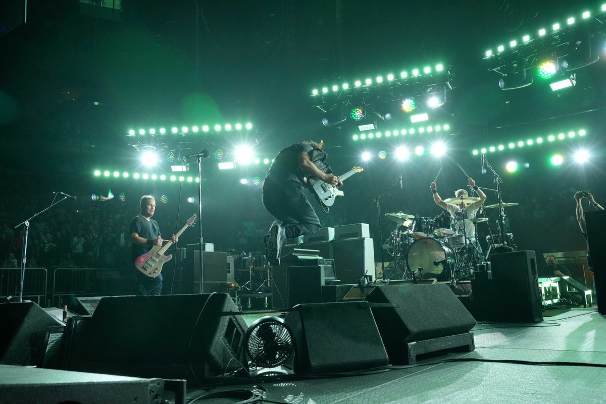 PearlJam's tweet photo. Thank you to everyone who made it to Pearl Jam's shows this past year. Tremendous love for you all.

📸: Kevin Mazur @GettyVIP https://t.co/obqFBLn6zK