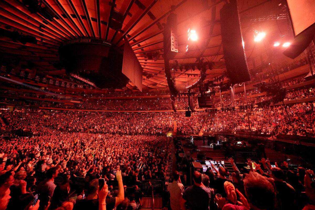 PearlJam's tweet photo. Thank you to everyone who made it to Pearl Jam's shows this past year. Tremendous love for you all.

📸: Kevin Mazur @GettyVIP https://t.co/obqFBLn6zK