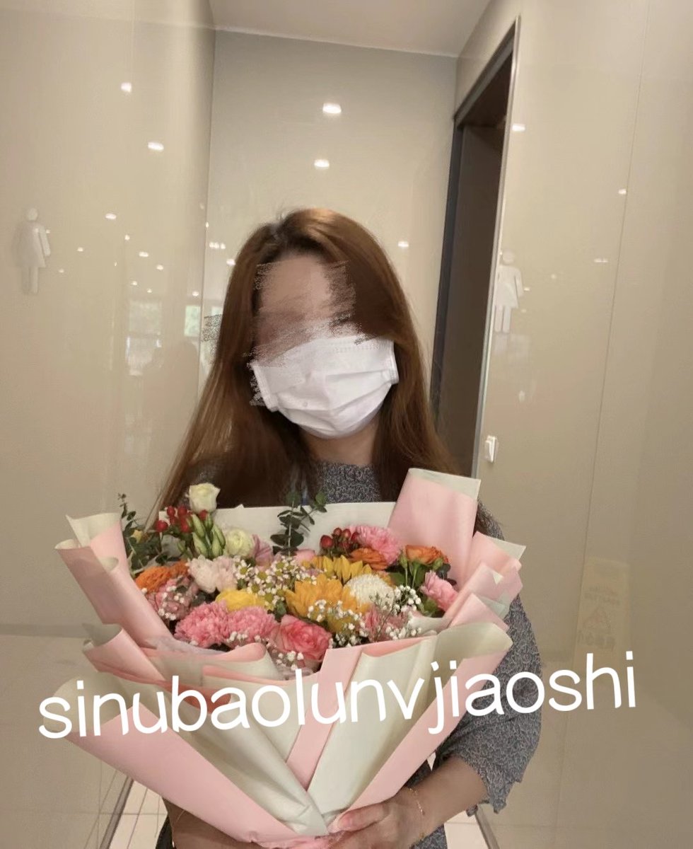 sinunvjiaoshi's tweet photo. 最近筹备婚��累的不行了
从求婚到领证
再到提前到今天的单身夜
还是我们这四个人~~~
一起骚，一起浪，一起飞~~~
#反差婊 #KTV #女教师们 https://t.co/bsrcdoNkSR