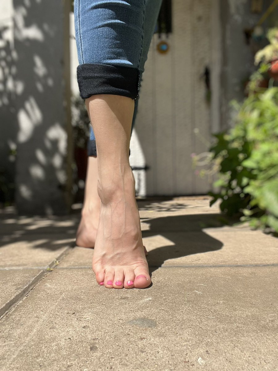devilbuny_'s tweet photo. enjoying the spring sun ☀️💖 #feetfinder #feetfetiche #prettyfeet #smallfeet #feetworshi̇p https://t.co/SAVC39p2LB