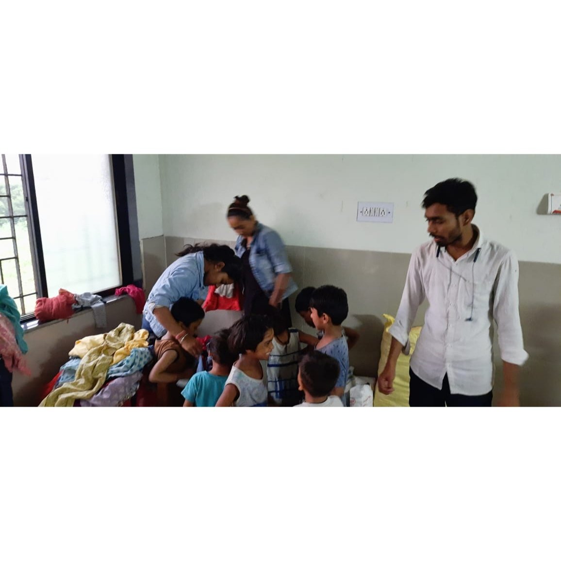 Serving_Ranger's tweet photo. In the evening, when we were going home after sorting &amp; packing the clothes, these children came to us, bhaiya-Didi give us clothes and after getting the clothes, their smile took away all our tiredness💞

We're going to organize our second largest CLOTHING DISTRIBUTION DRIVE 💥 https://t.co/2bKuBM54Wu