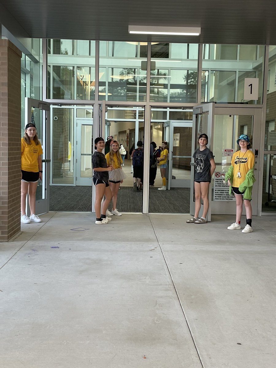 We finished off #StartWithHelloWeek by greeting students yesterday! #KMSCougarPride