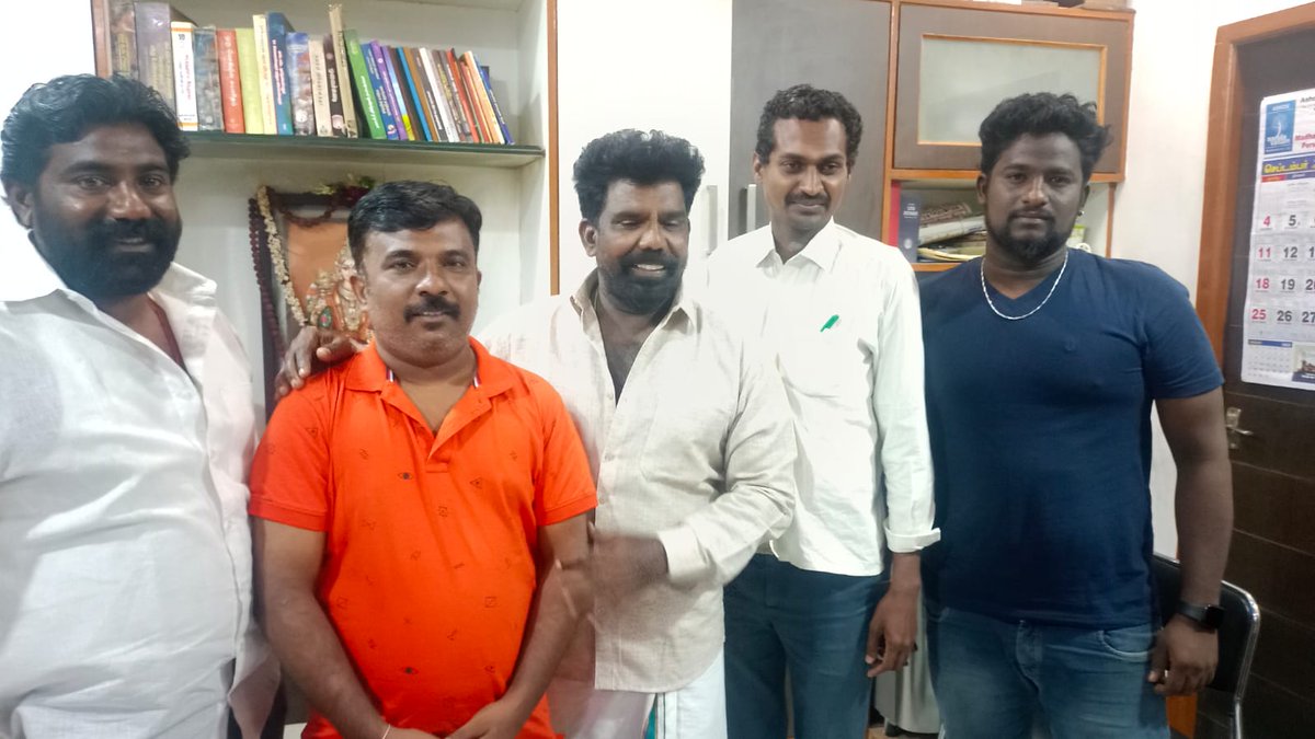 JSKGopi's tweet photo. #கிடுகு படக்குழுவை சந்தித்து வாழ்த்து தெரிவித்த மாஸ்டர் திரு கனல்கண்ணன் அவர்கள்....

@kannan_kanal https://t.co/WCBfWkFLAk