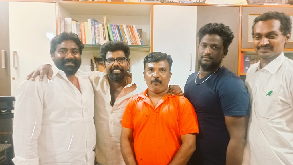 JSKGopi's tweet photo. #கிடுகு படக்குழுவை சந்தித்து வாழ்த்து தெரிவித்த மாஸ்டர் திரு கனல்கண்ணன் அவர்கள்....

@kannan_kanal https://t.co/WCBfWkFLAk