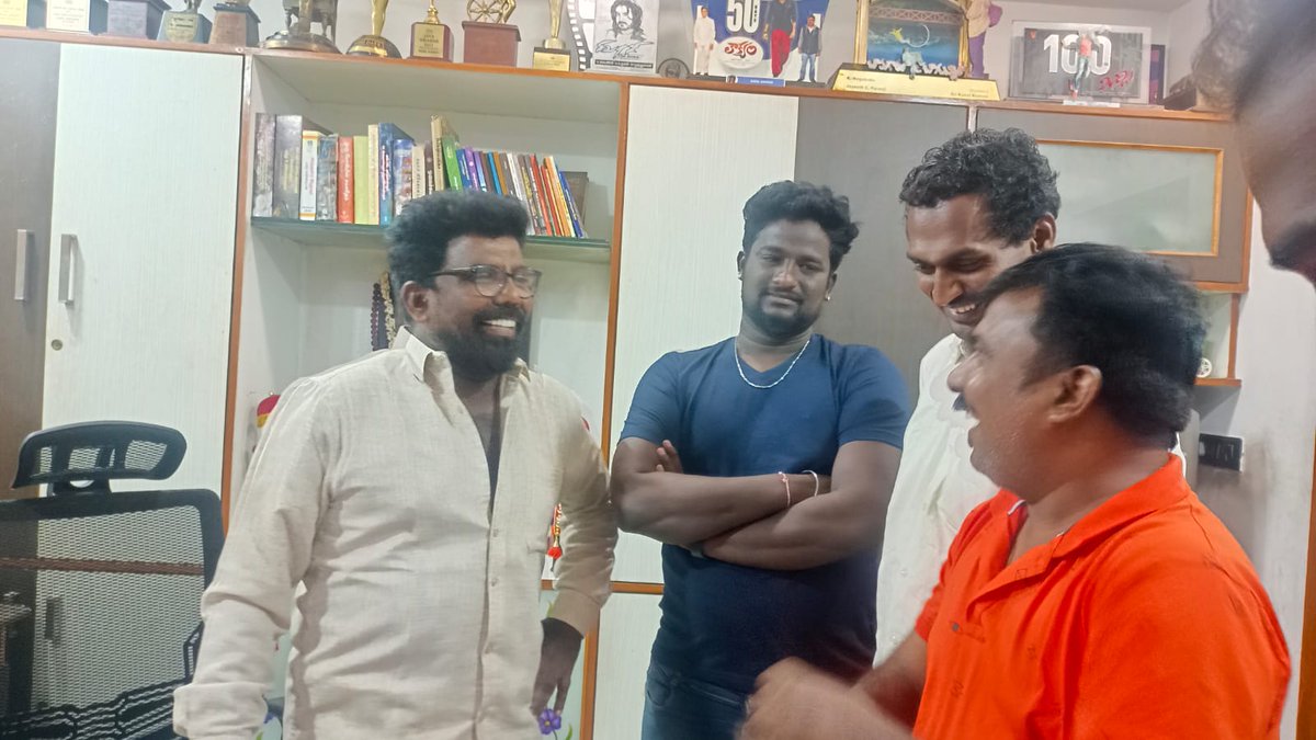 JSKGopi's tweet photo. #கிடுகு படக்குழுவை சந்தித்து வாழ்த்து தெரிவித்த மாஸ்டர் திரு கனல்கண்ணன் அவர்கள்....

@kannan_kanal https://t.co/WCBfWkFLAk