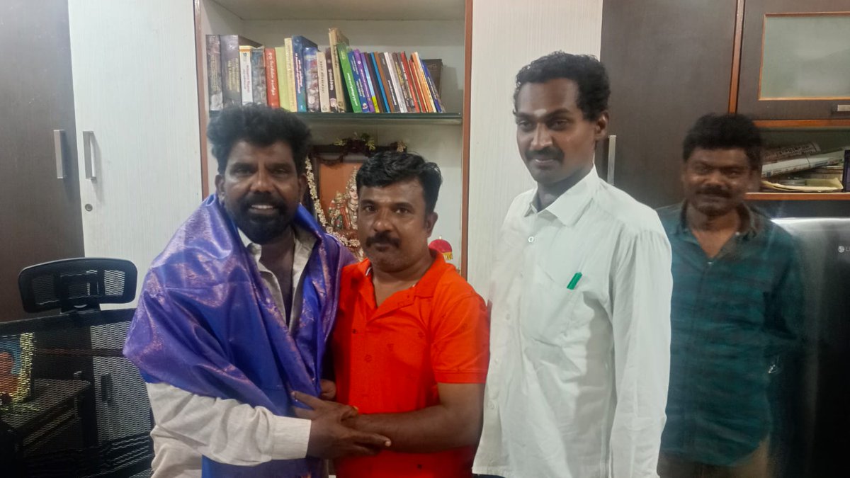 JSKGopi's tweet photo. #கிடுகு படக்குழுவை சந்தித்து வாழ்த்து தெரிவித்த மாஸ்டர் திரு கனல்கண்ணன் அவர்கள்....

@kannan_kanal https://t.co/WCBfWkFLAk