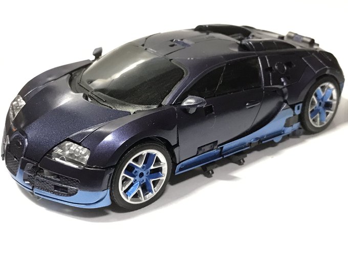 非正規版ドリフト、ひとまず一通り遊んで変形工程は覚えた。難易度は割りかし高め、見た目の割に中身が結構詰まっててズシリとくる。股間の稼働に制限ありで若干ポージングに難有り。やり方が悪いのかな?けど比較的満足の部類。 