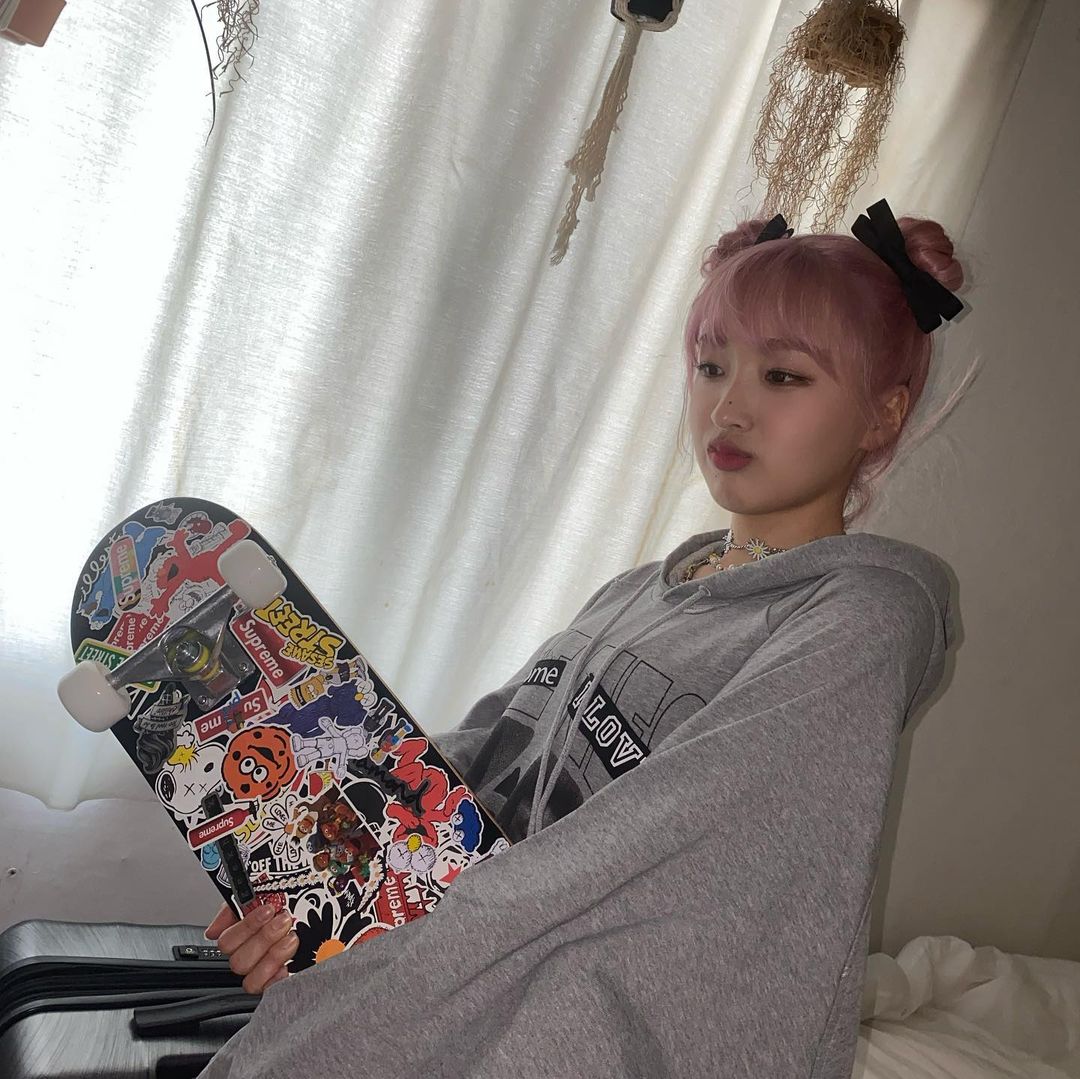 strwbrydora's tweet photo. ITS ADORA DAYY
Happiest birthday to our most adorable singer songwriter dancer producer- in one word our ace ilysm <3 
ㅤ
#ADORA #아도라
#OurMagical_ADORA_HBD
#우리의_별빛_아도라 https://t.co/PFBJ9LTREl