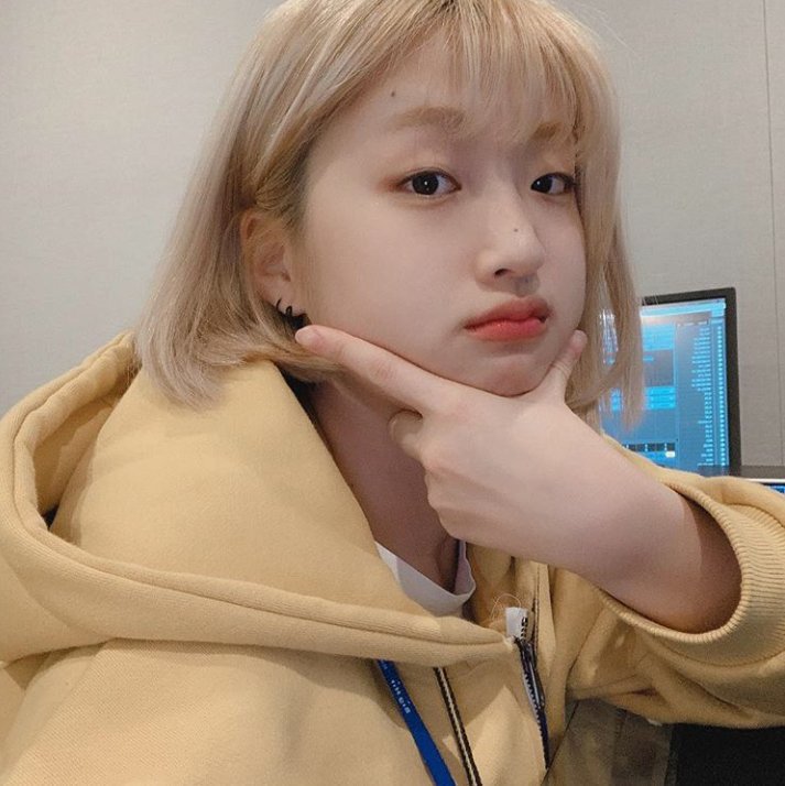 strwbrydora's tweet photo. ITS ADORA DAYY
Happiest birthday to our most adorable singer songwriter dancer producer- in one word our ace ilysm <3 
ㅤ
#ADORA #아도라
#OurMagical_ADORA_HBD
#우리의_별빛_아도라 https://t.co/PFBJ9LTREl