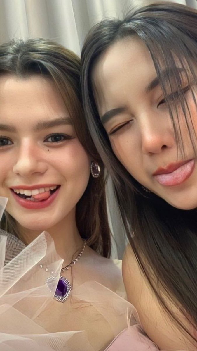LittleBiSoul's tweet photo. Bonbon and his parents sticking out the tongue 😛 #Srchafreen #Beckysangels #FreenBecky #ฟรีนเบค https://t.co/3OBz2hLcOL
