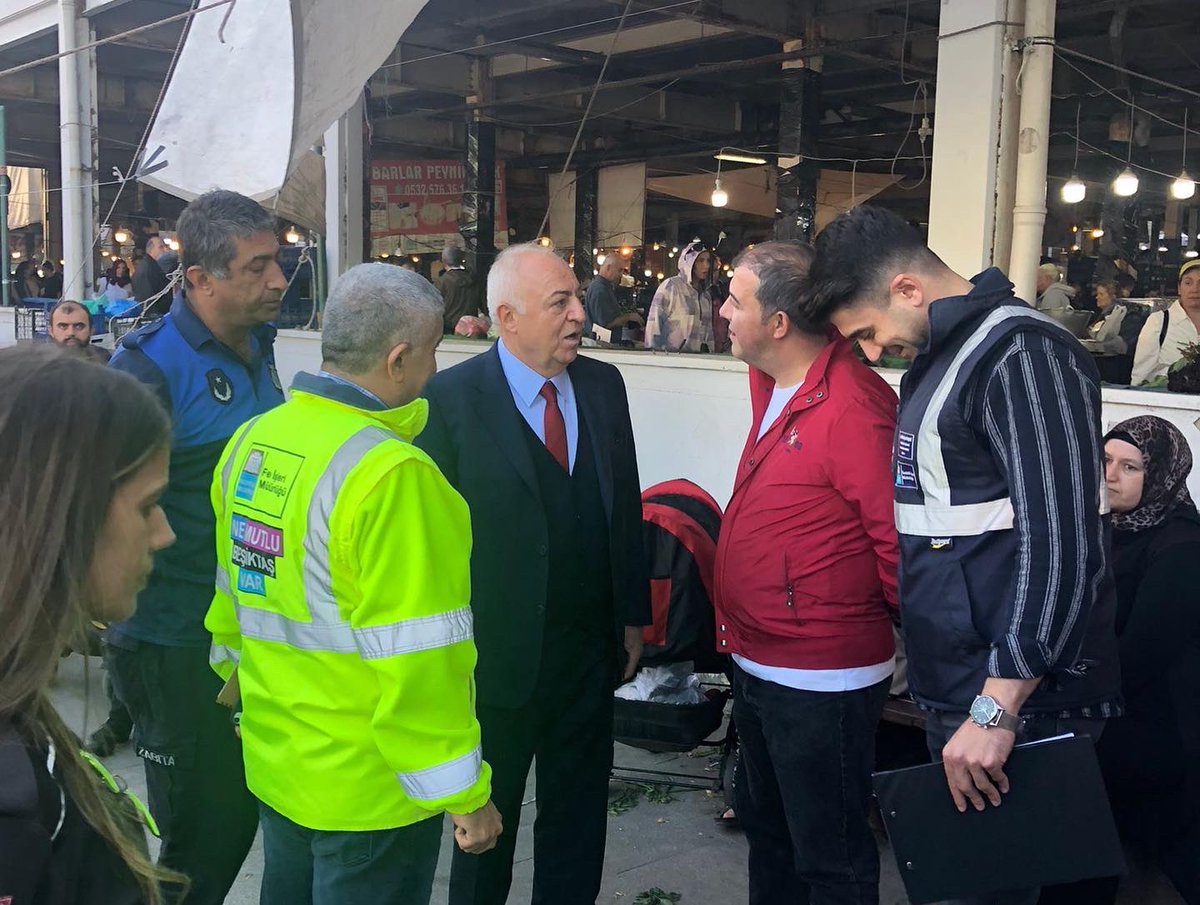 chpbesiktasilce's tweet photo. Belediye Başkan yardımcımız Ali Rıza Yılmaz, İlçe Yönetim kurulu üyelerimiz bugün Beşiktaş semt pazarı esnafı ile bulaşarak pazarda yapılacak olan iyileştirmeler hakkında esnafımızın fikirlerini aldılar. https://t.co/RDsjOV6YUH