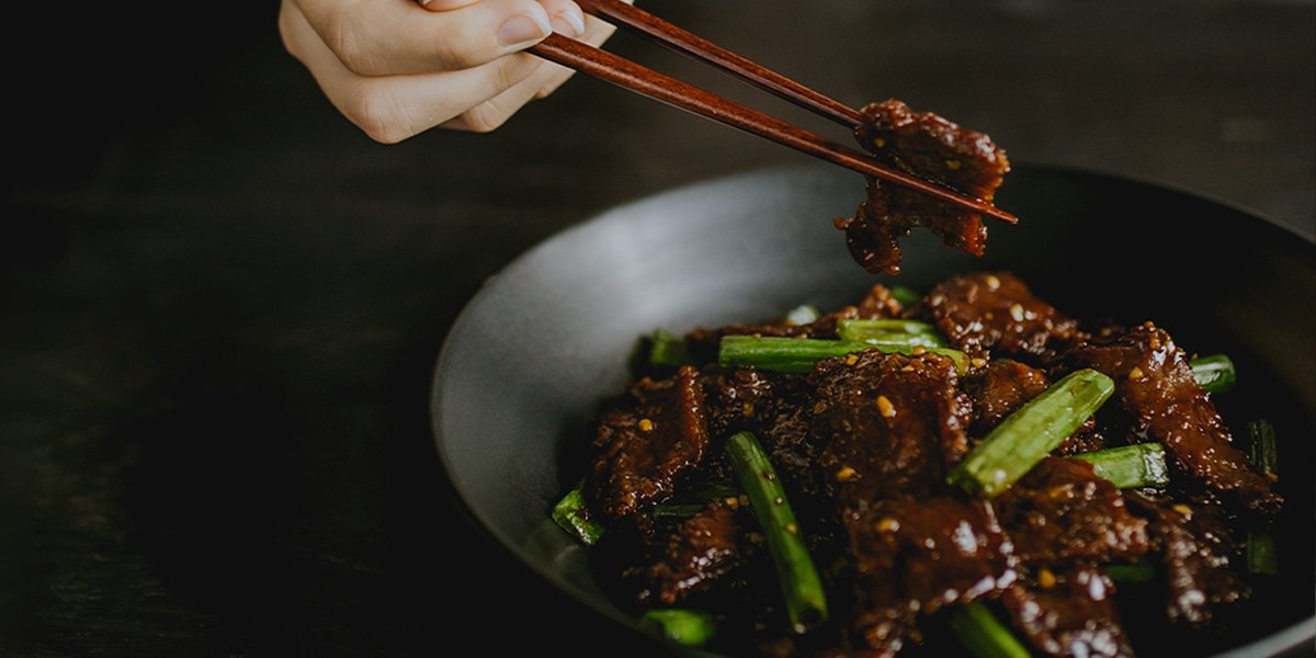 PFChangs's tweet photo. Air signs are known for being thinkers and doers. No time to waste with this group, so here’s a straightforward ordering guide for our busy Gemini, Libra, and Aquarius fans. #VegetableSpringRolls #OrganicAgaveMargarita #MongolianBeef https://t.co/ClspIWHNH0 https://t.co/UGHQqiYM56