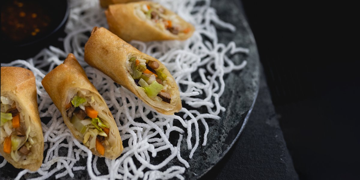 PFChangs's tweet photo. Air signs are known for being thinkers and doers. No time to waste with this group, so here’s a straightforward ordering guide for our busy Gemini, Libra, and Aquarius fans. #VegetableSpringRolls #OrganicAgaveMargarita #MongolianBeef https://t.co/ClspIWHNH0 https://t.co/UGHQqiYM56