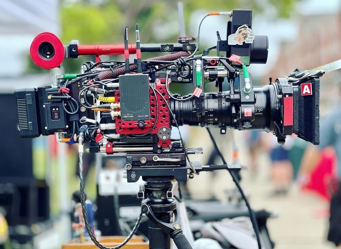 lenstoolkit's tweet photo. Brian Aichlmayr at it again 🥰🫡⁠
⁠
📸 IG: brianaichlmayr
⁠
#arri #arrialexamini #fujinonlens #steadicam #zoomlens #steadycam #rigging #spherical #primelens #assistantcamera #1ac #2ac #setlife #behindthescenes #cameradept #cameradepartment #filmproduction #productionlife https://t.co/9tBS7QMIn7