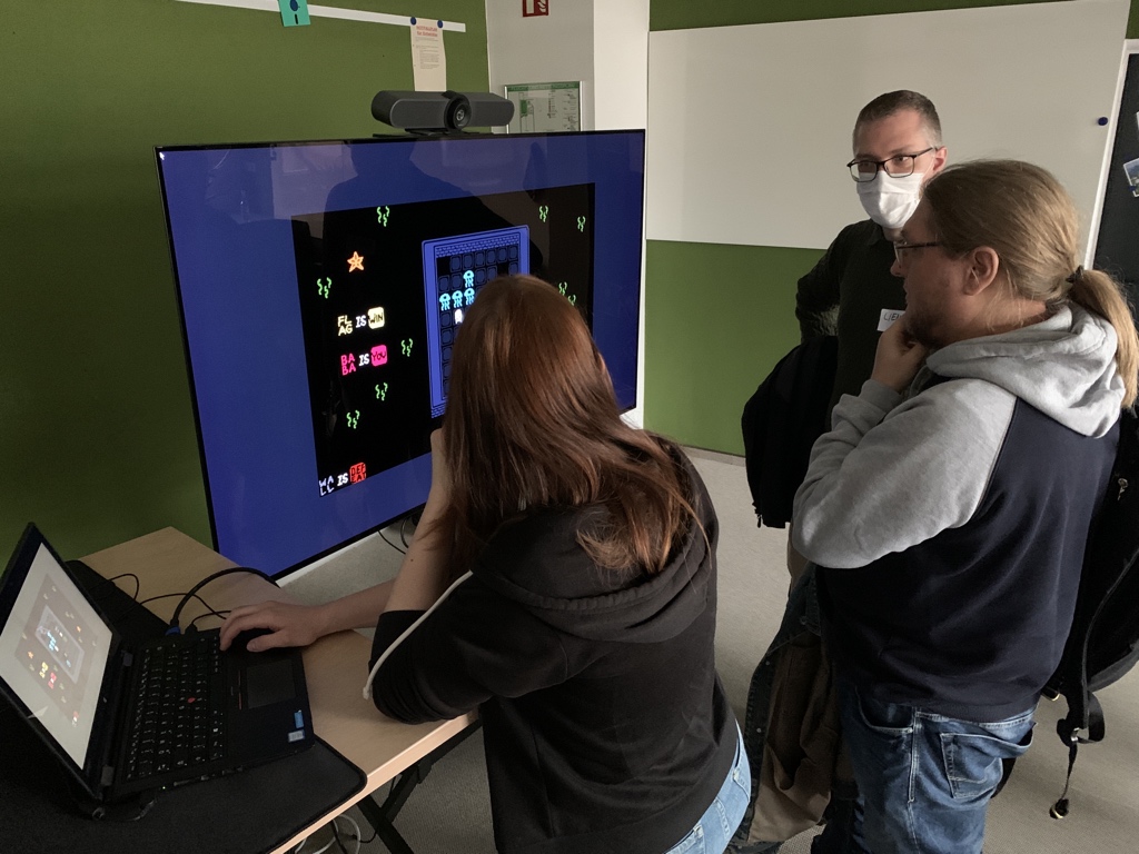 Nach dem #MobProgramming ist vor dem Mob Programming: Wenn die Leute nach der Session mit #BabaIsYou einfach weitermachen. 
#dvoc22