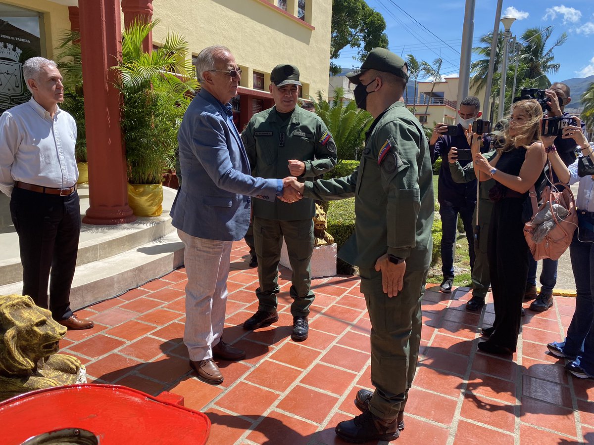 EmbaVEColombia's tweet photo. #Fotos| Ministros de Defensa de Venezuela y Colombia se encuentran en el edo. Táchira para tener una reunión bilateral y revisar temas comunes.
#MundoMultilpolar https://t.co/NwyszFoqkF