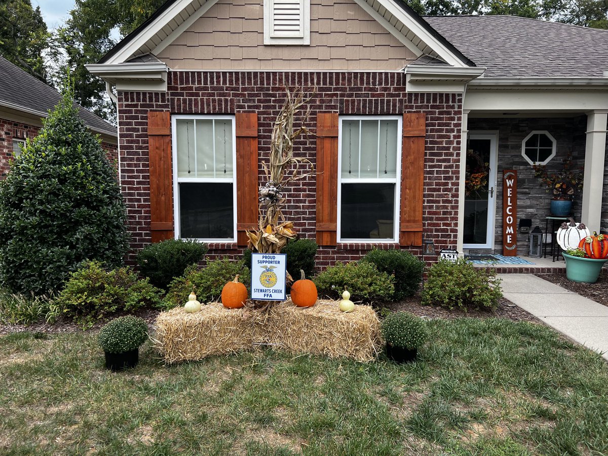 Thanks to ⁦<a href="/creek_ffa/">Stewarts Creek FFA</a>⁩ for the beautiful fall display - I’m ready for the fall weather now!  🍂🍁🍃🍁🍂
