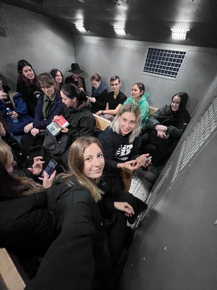 Как выглядит автозак внутри Автозак внутри - Вот так выглядит изнутри автозак, везущий сейчас задержанных на