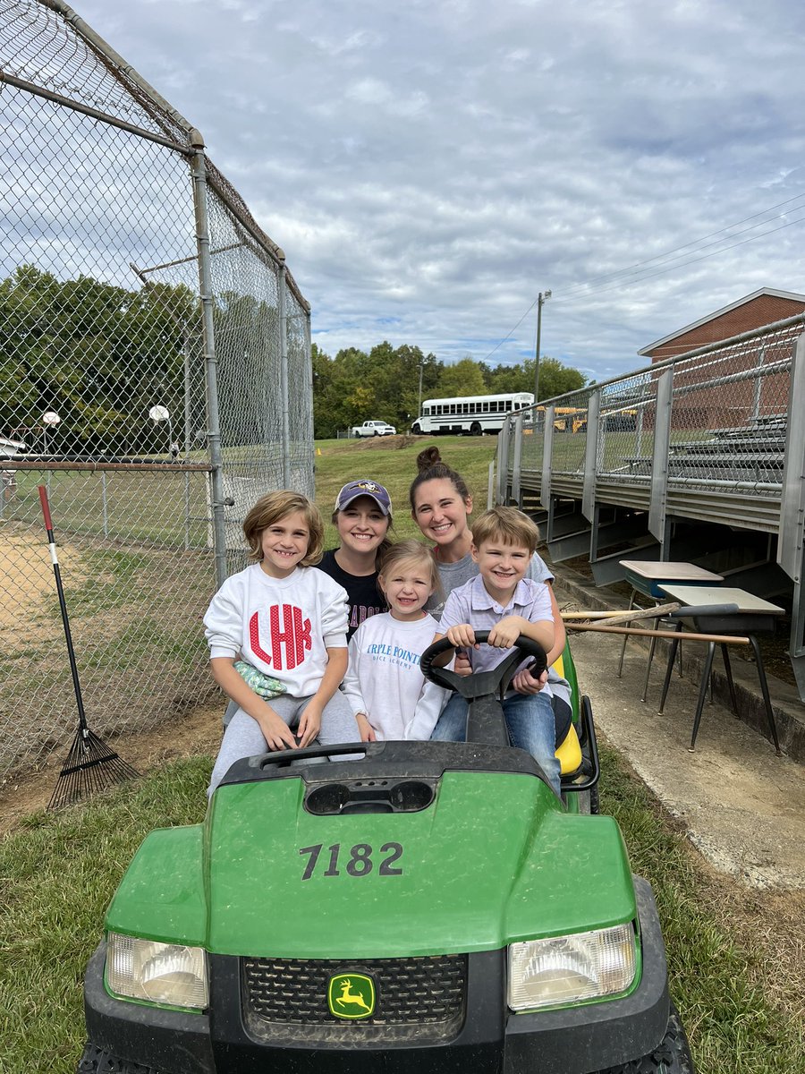c_williamson2's tweet photo. We had the sweetest little helpers at our first JSW Clean-Up Day of the year! 🧹The future of JSW and Goldston is bright with these young leaders! 🫶 https://t.co/ucmGzuE21w