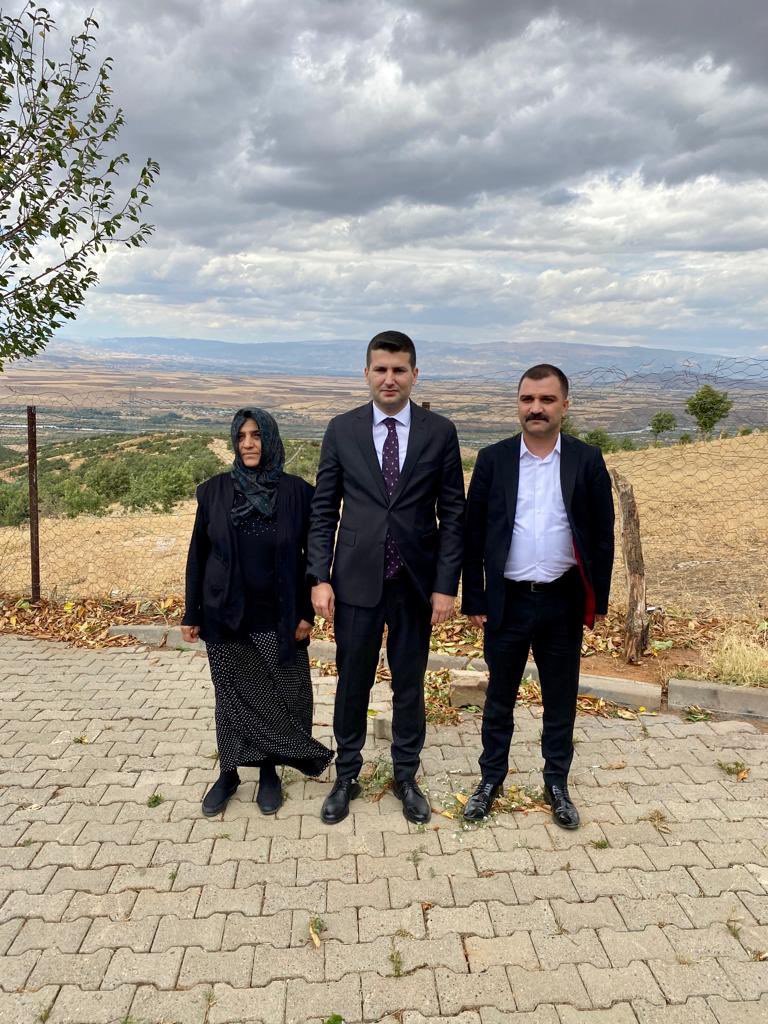 1993 yılında MHP Bingöl/Genç İlçe Başkanımız iken terör örgütü pkk tarafından şehit edilen Hadin Ari ağabeyimizin Bingöl'deki kabrini ve ailesini ziyaret ettik.

Şehidimizin ruhu şad, mekanı cennet olsun.🇹🇷