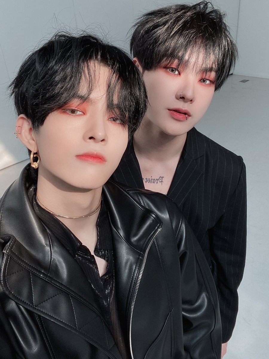 LostStars1109's tweet photo. Awwww Subinie is first to post for Sese on his birthday🥰 He wants us to wish Do Kitty Happy Birthday and celebrate with him lots today🥺
Our two precious kitties!!!💙🐈🐈⬛💛
#천재애옹_한세_생일이다옹
#HBD_DXHXNXE
#HANSE #한세 #SUBUN #수빈 #VICTON https://t.co/FAo41maMFr