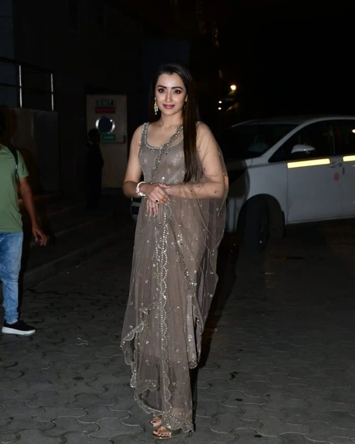 FdbsqYLaAAAoVR4?format=jpg&name=900x900