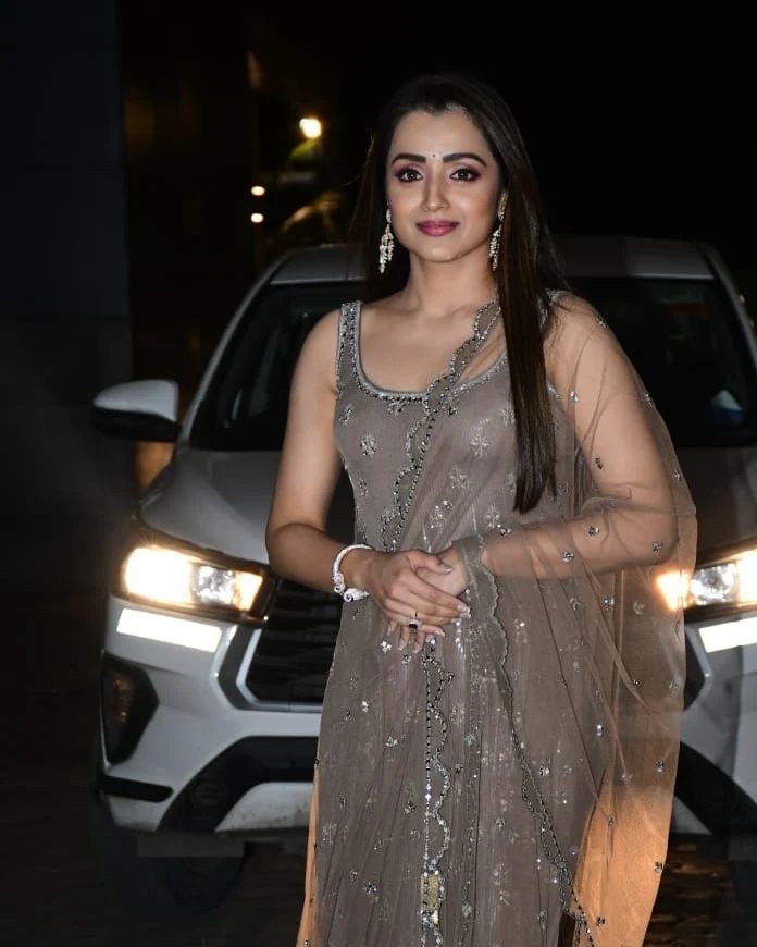 FdbsrGYaAAA9u9R?format=jpg&name=900x900