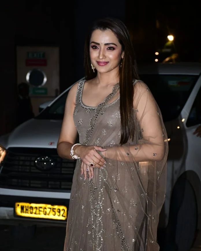 FdbsrZjacAAA6Qj?format=jpg&name=900x900