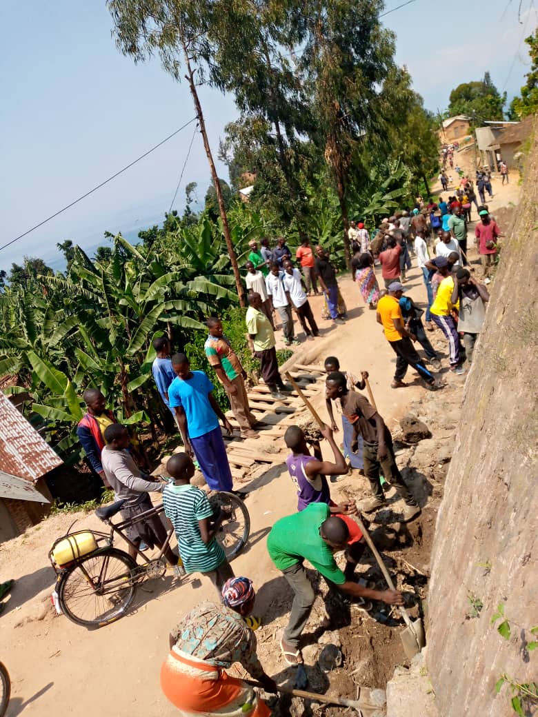 NyamyumbaSector's tweet photo. Uyu munsi mu kagari ka #Rubona, umudugudu wa #Burima hakorewe umuganda wo gusana umuhanda Kabiza-Gatyazo ninyuma yuko wari umaze imyaka ibiri utari nyabagendwa ,Uyu muhanda ukaba uhuza utugari dutatu aritwo Rubona-Munanira na Kinigi.
@kambogo1 @RwandaLocalGov @HabitegekoFran1 https://t.co/zYmRyjxIb5