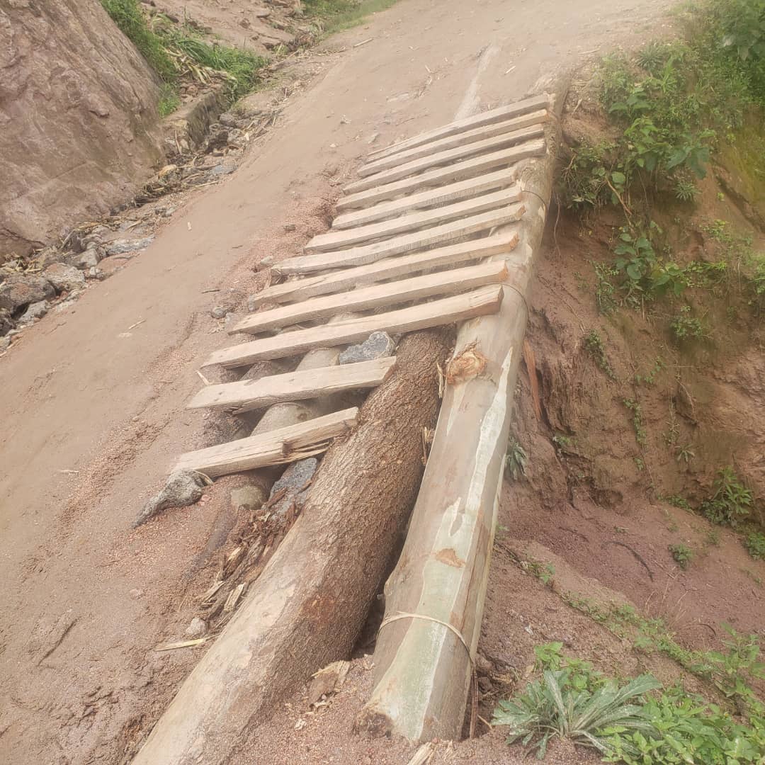 NyamyumbaSector's tweet photo. Uyu munsi mu kagari ka #Rubona, umudugudu wa #Burima hakorewe umuganda wo gusana umuhanda Kabiza-Gatyazo ninyuma yuko wari umaze imyaka ibiri utari nyabagendwa ,Uyu muhanda ukaba uhuza utugari dutatu aritwo Rubona-Munanira na Kinigi.
@kambogo1 @RwandaLocalGov @HabitegekoFran1 https://t.co/zYmRyjxIb5