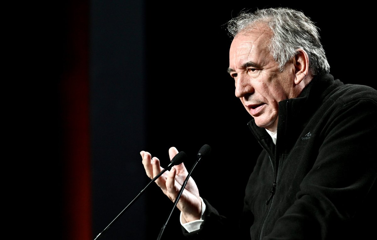 MoDem's tweet photo. 💬 "Nous avons un devoir de liberté. C'est un gage d'authenticité pour les Français, notamment lorsqu'il y a des nuances entre nous.
Les majorités précédentes ont été affaiblies par l'insincérité de leurs attitudes et leurs actions."
- François @Bayrou

⛵️ #URMoDem #Guidel2022 https://t.co/QtLDpy65k6