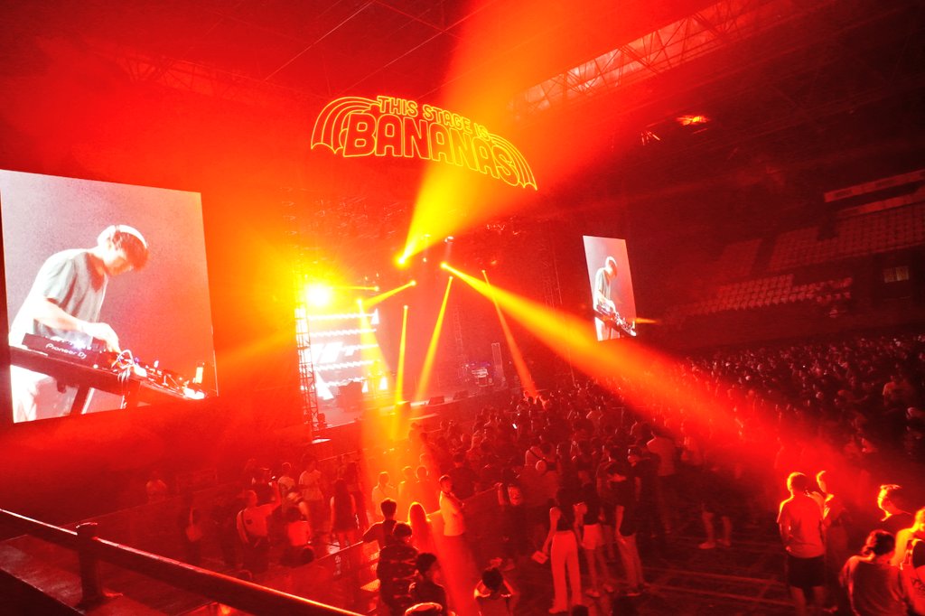 hmindonesia_'s tweet photo. With head-banging mixes, atmospheric lighting, and iconic song choices, @surfmesa turned the arena upside down!! Watch his full performance right now at "This Stage Is BANANAS" presented by H&amp;M. https://t.co/6L7jQjMEGw