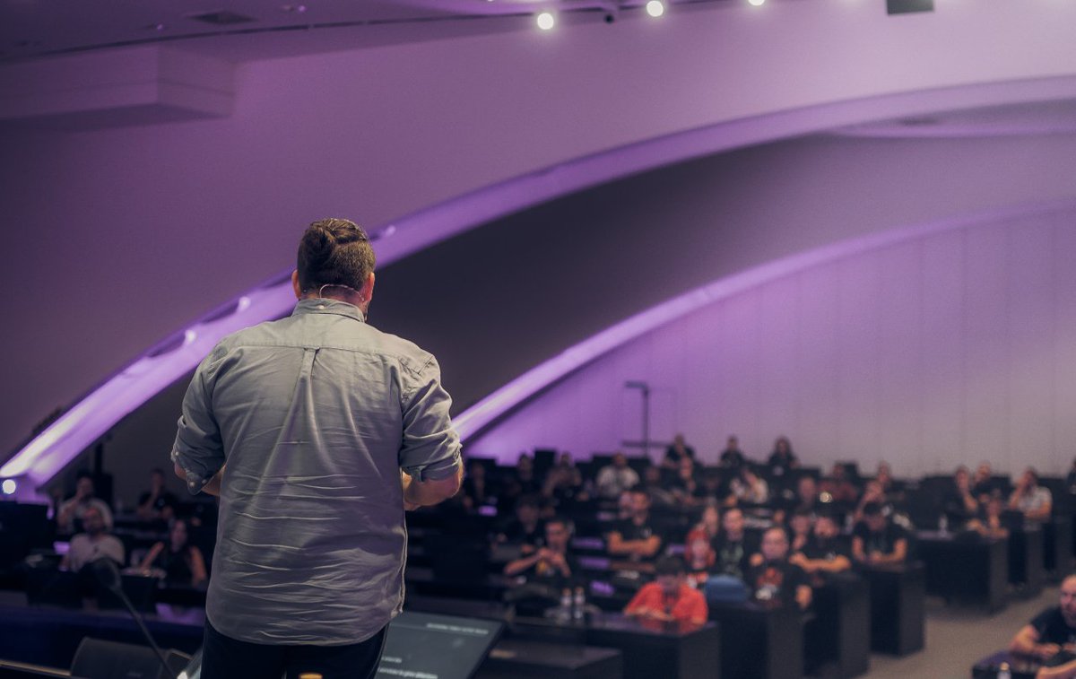 rootedcon's tweet photo. Fin de la charla de @GcmMiguel #ROOTEDValencia ¿Preguntas? No seáis tímidos, que para arramplar con el catering no habéis tenido ninguna vergüenza. https://t.co/wtRuaOHS2v
